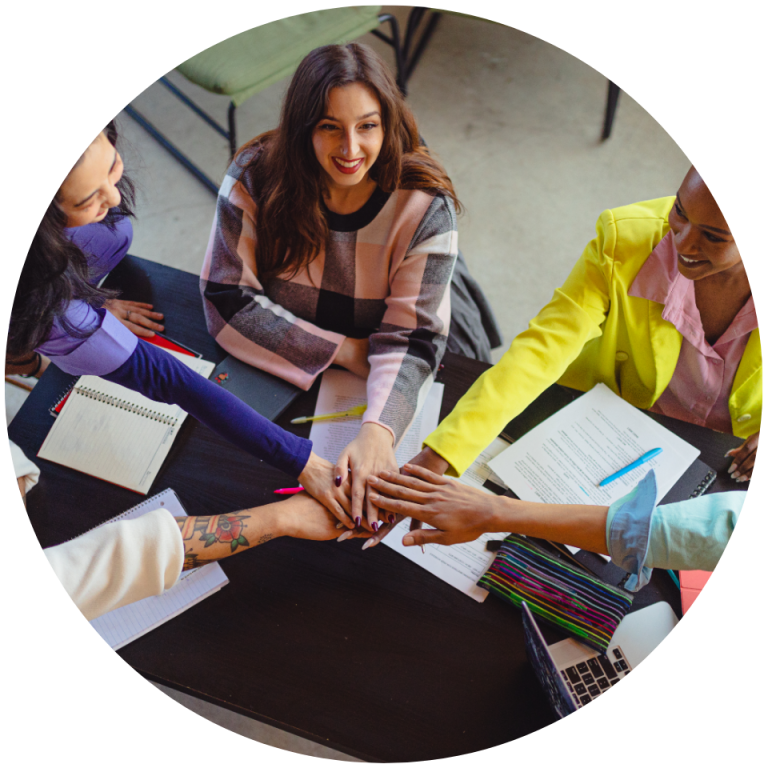 Workshop und Verkaufstraining mit Freude. Ein Team von Mitarbeiter reicht sich die Hände- das steht für Freude im Workshop über Zusatzverkauf.