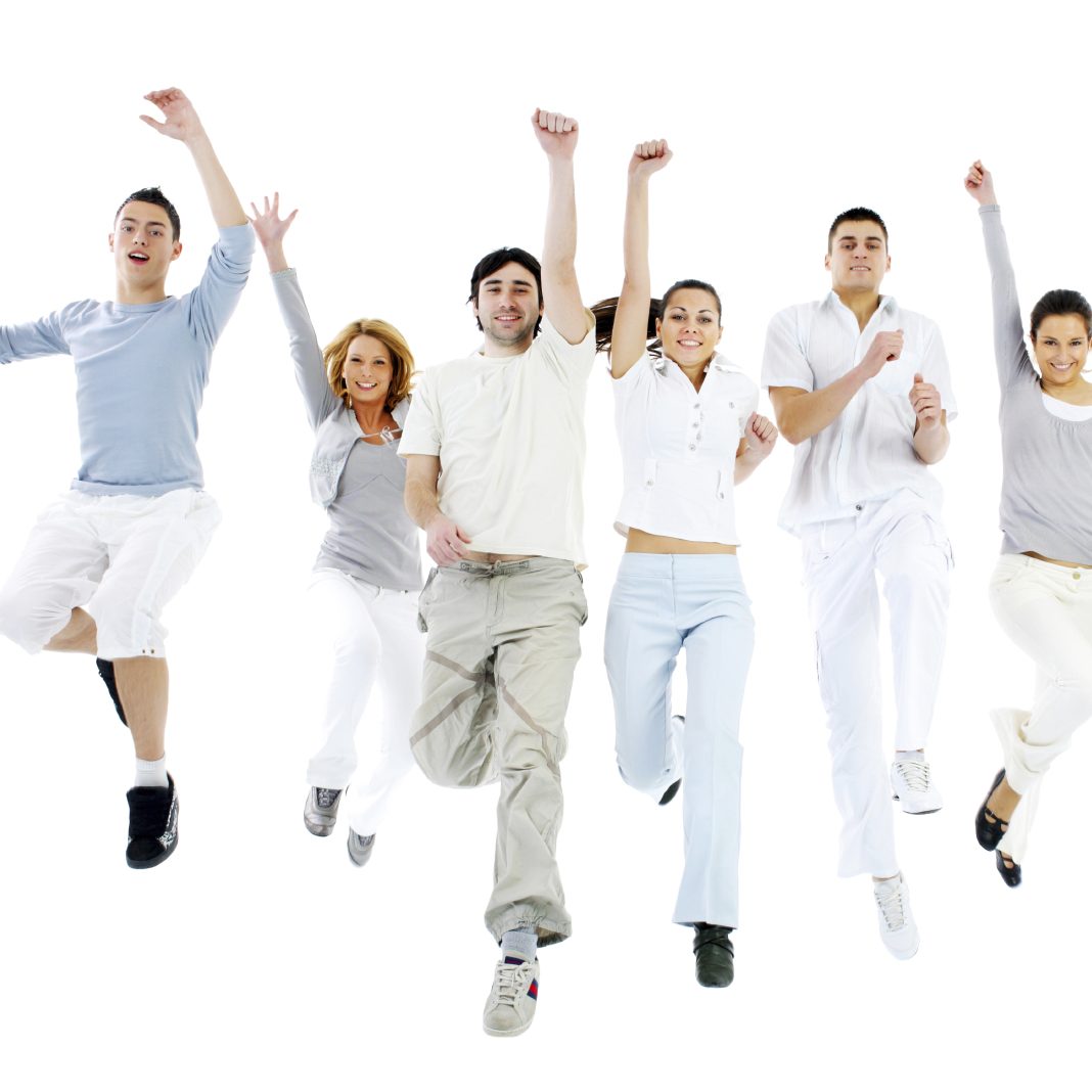 Das Team hat Freude in der Zusammenarbeit Sechs Menschen springen vor Freude mit erhobenen Händen in der Luft. Weil sie Freude an der Zusammenarbeit im Team vom Gartencenter haben.