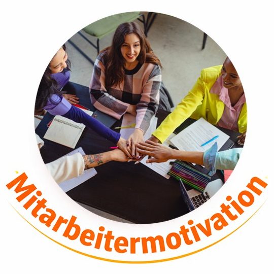 Workshop und Verkaufstraining mit Freude. Ein Team von Mitarbeiter reicht sich die Hände- das steht für Freude im Workshop über Zusatzverkauf.